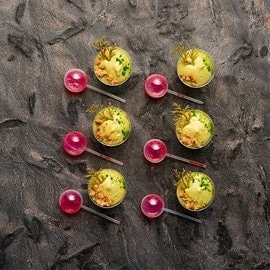 “Verrine” di tiramisù al tè verde, lamponi e crumble allo zucchero di canna e cannella “Verrine” di tiramisù al tè verde, lamponi e crumble allo zucchero di canna e cannella